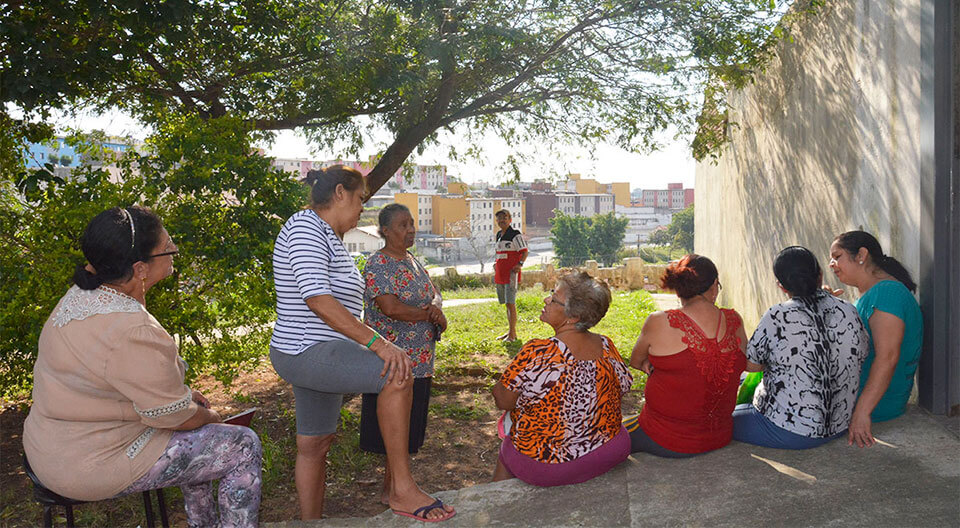 Legenda: Reunião de moradores na casa de Solange para regularizar as escrituras de suas residências / Fonte: Juliana Saiani